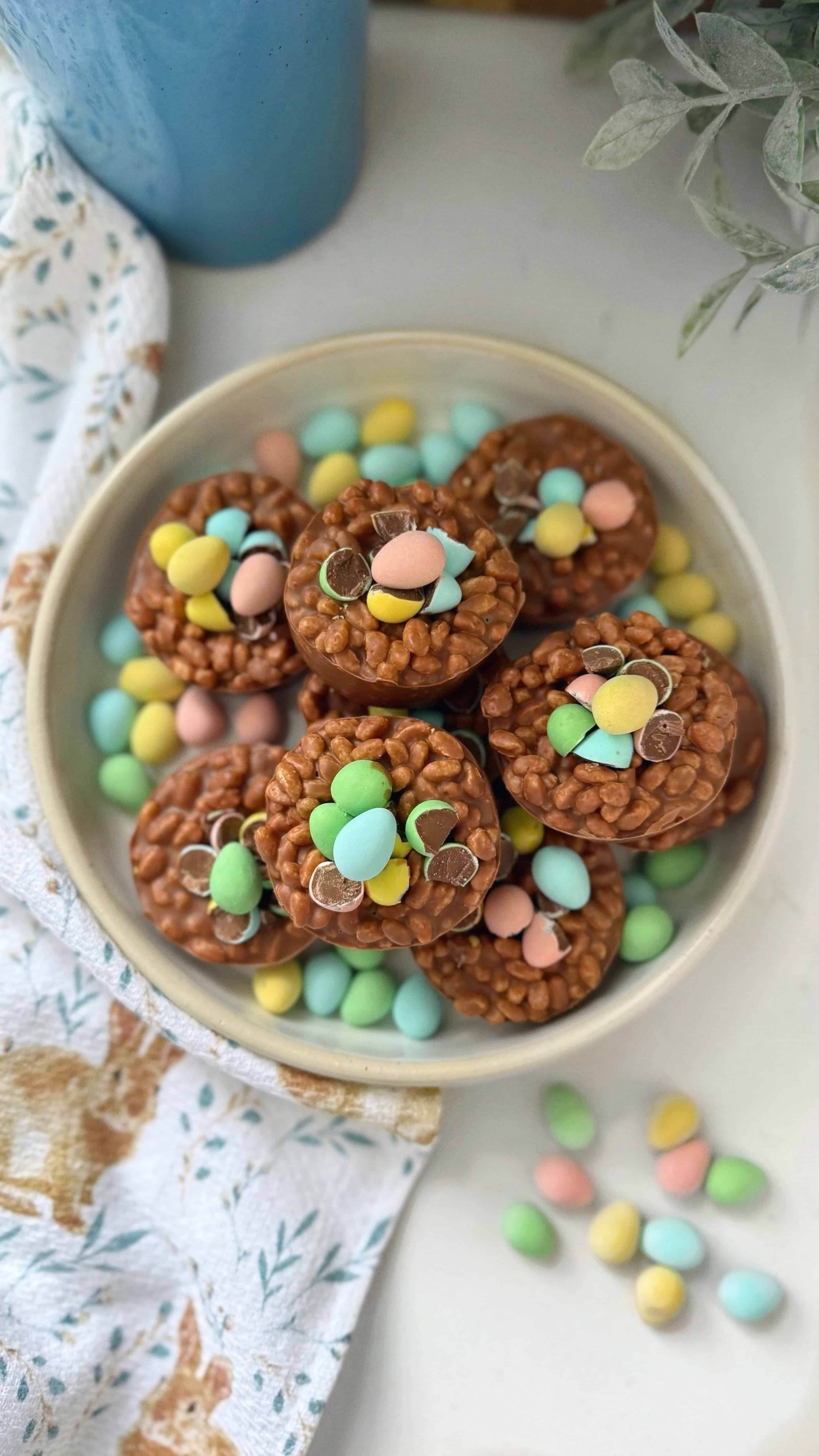 «Cups» croustillants au chocolat et mini Eggs
