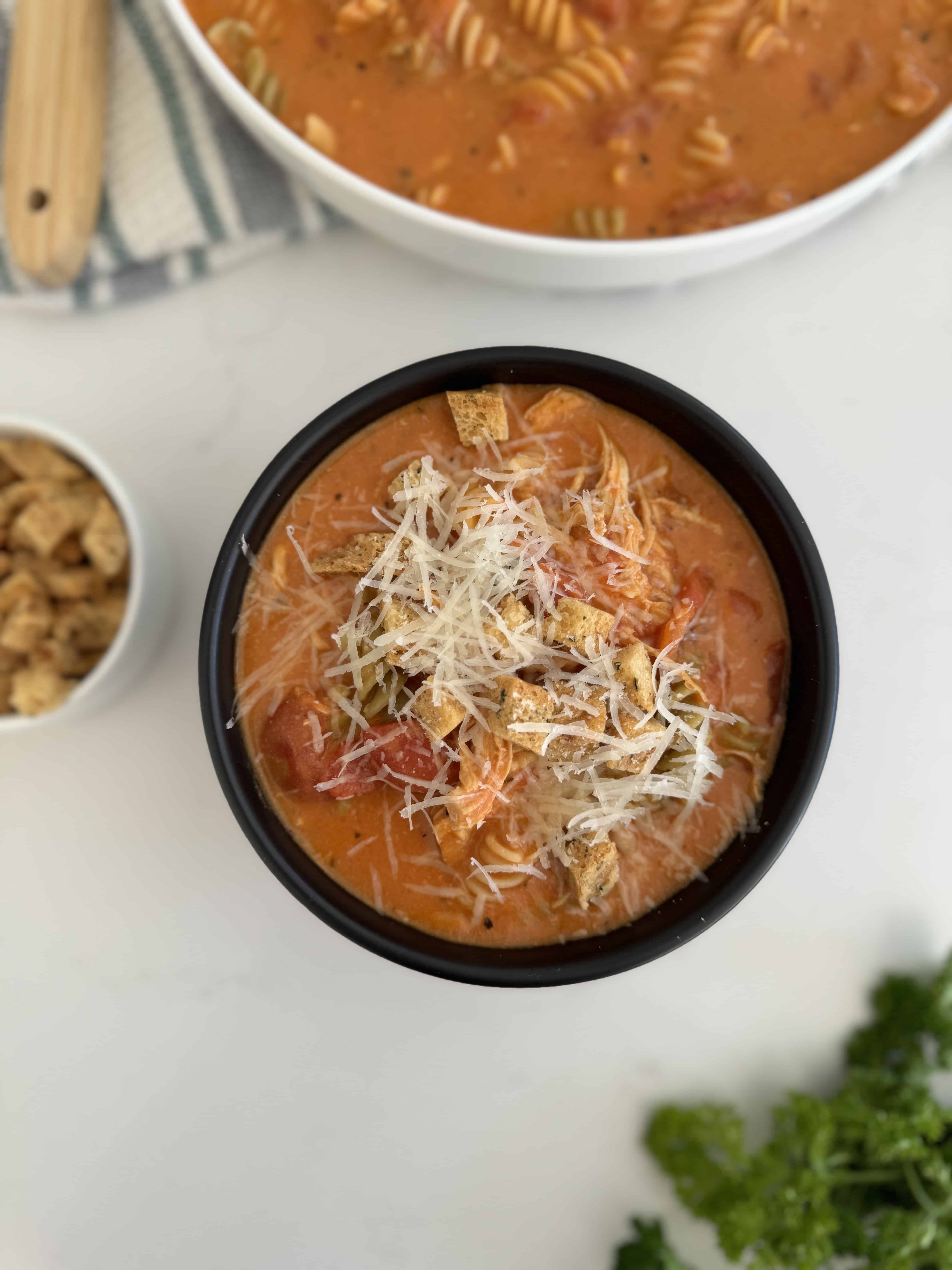 Soupe crémeuse au poulet et parmesan