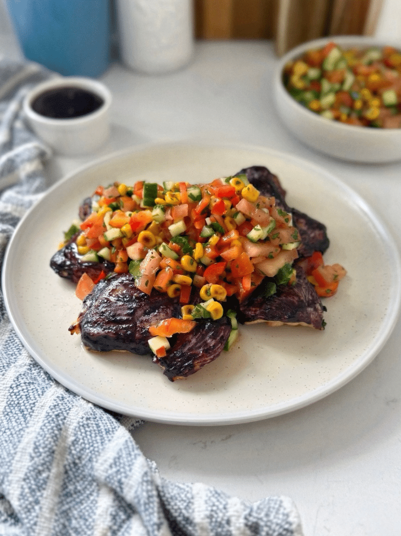 Hauts de cuisses de poulet BBQ glacés à l’érable et aux bleuets