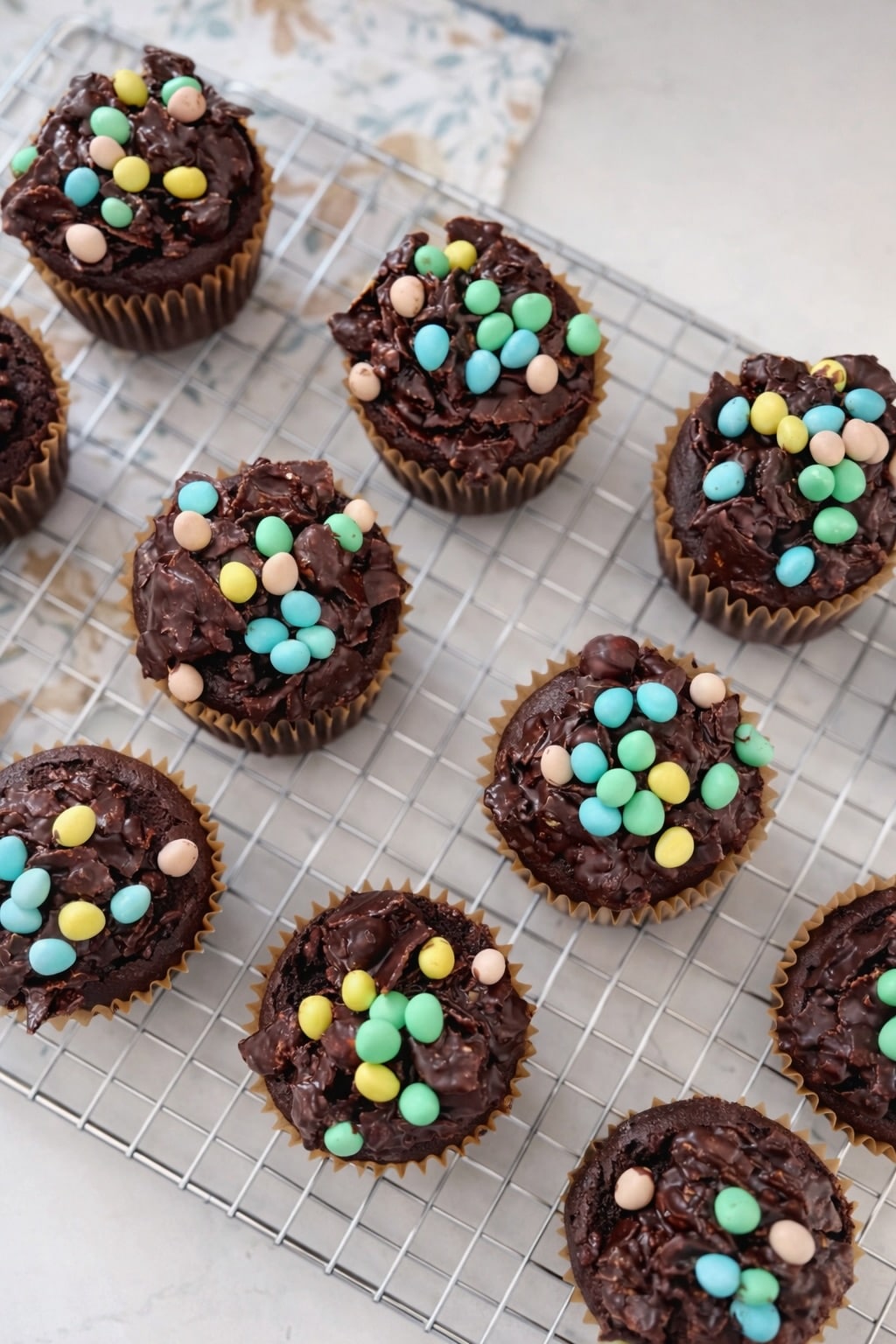 Cupcakes au chocolat avec topping Mini Eggs Crunch