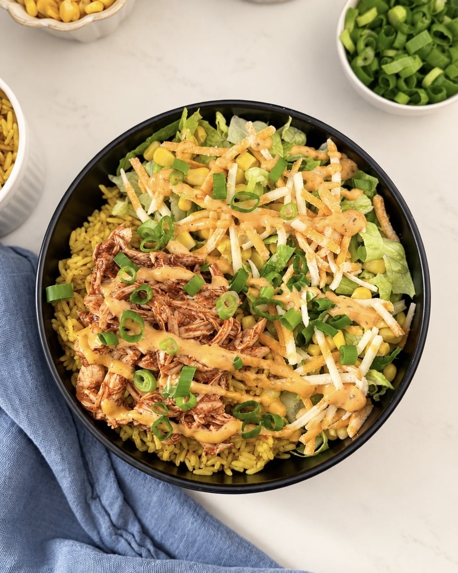 Bol de poulet effiloché BBQ à l’érable et mayo cajun
