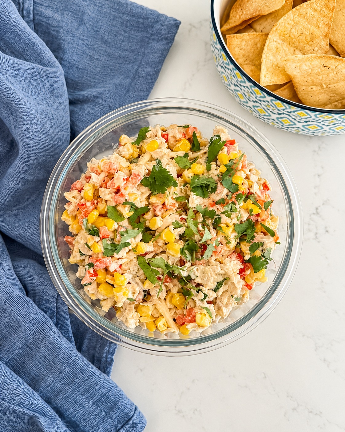 Salade de poulet crémeuse au maïs et chips de tortillas maison